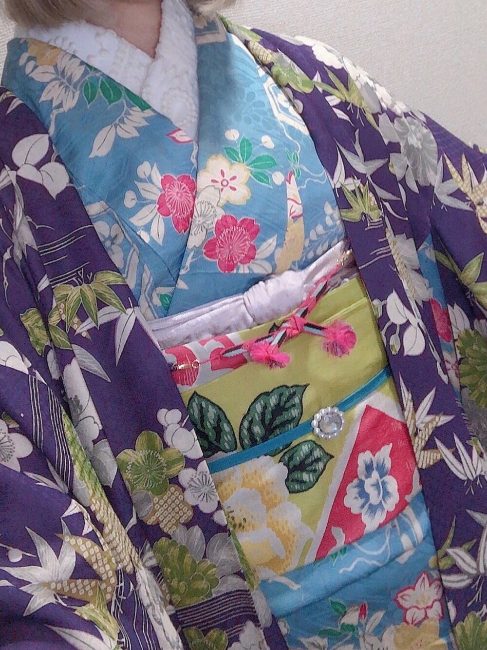 ブラック系のかごバッグ、ブラック系の和装小物、ブルー系の着物を着用したレディースの春コーディネートの2枚目の写真