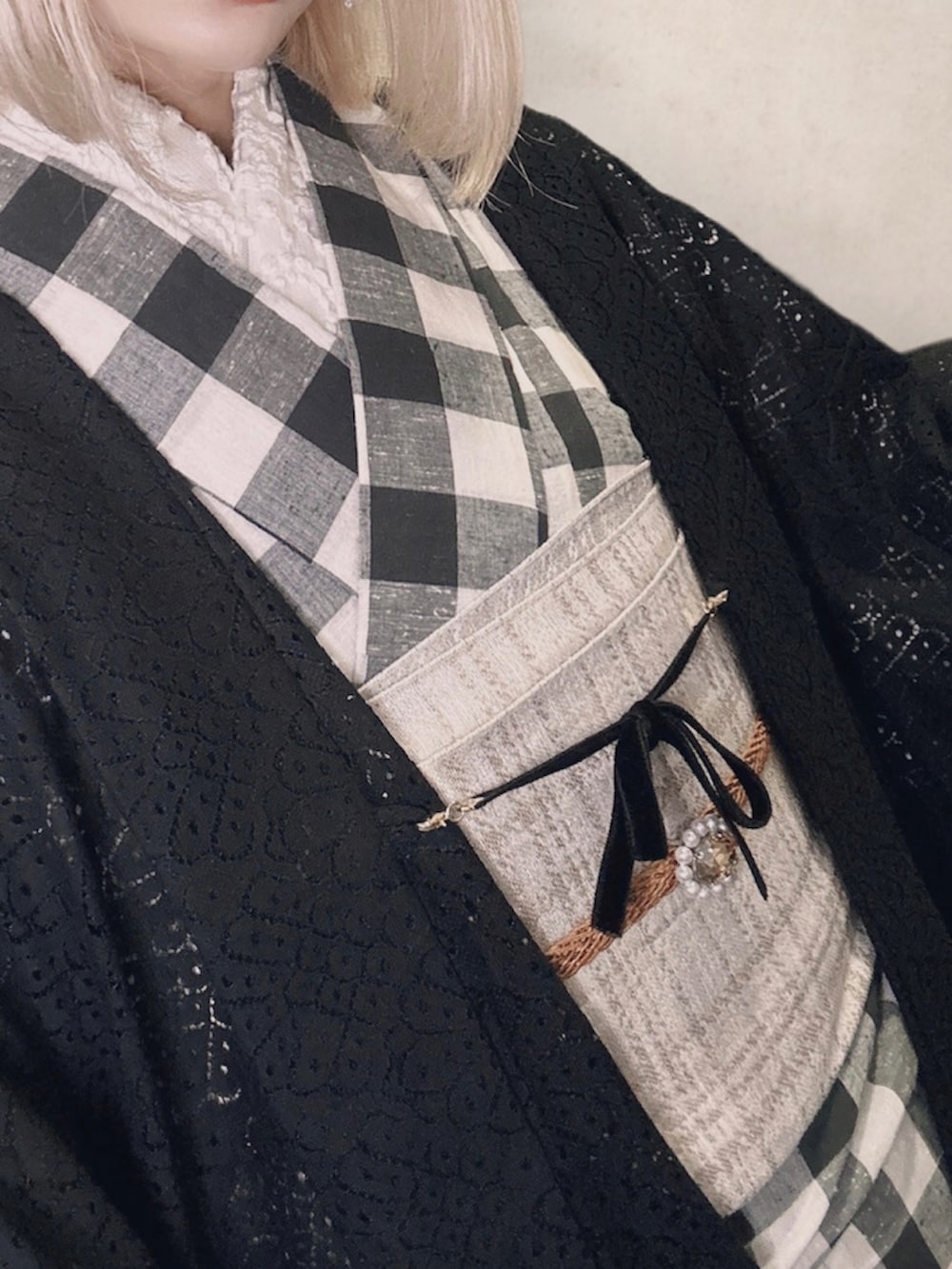 その他のハンドバッグ、ブラック系のブーツ、ベージュ系の和装小物を着用したレディースの夏コーディネートの2枚目の写真