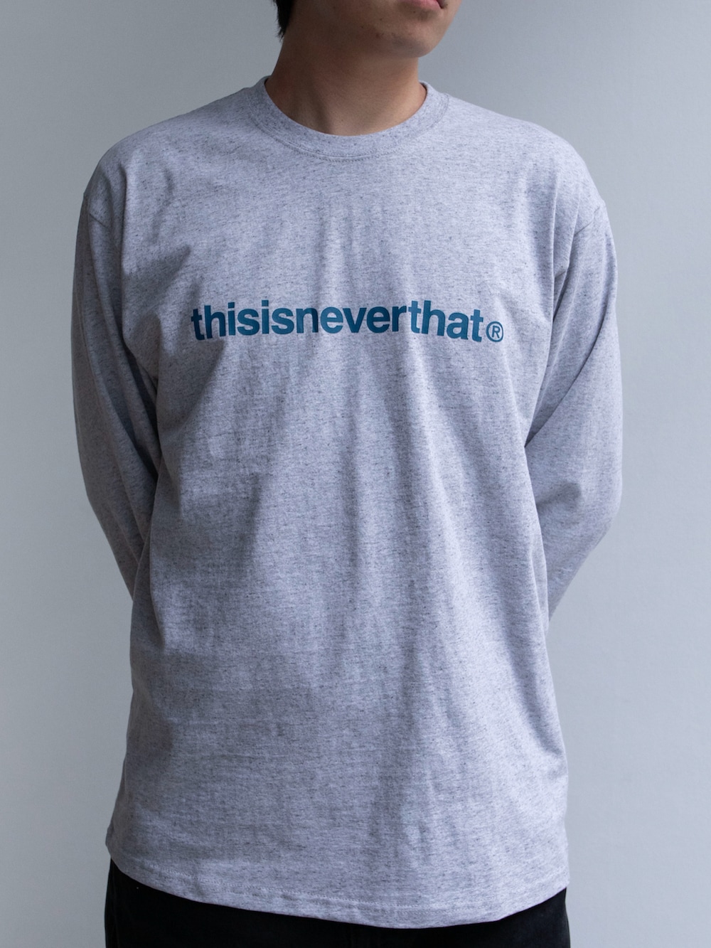 グレー系のTシャツ/カットソー、ブラック系のデニムパンツを着用したメンズの春コーディネートの3枚目の写真