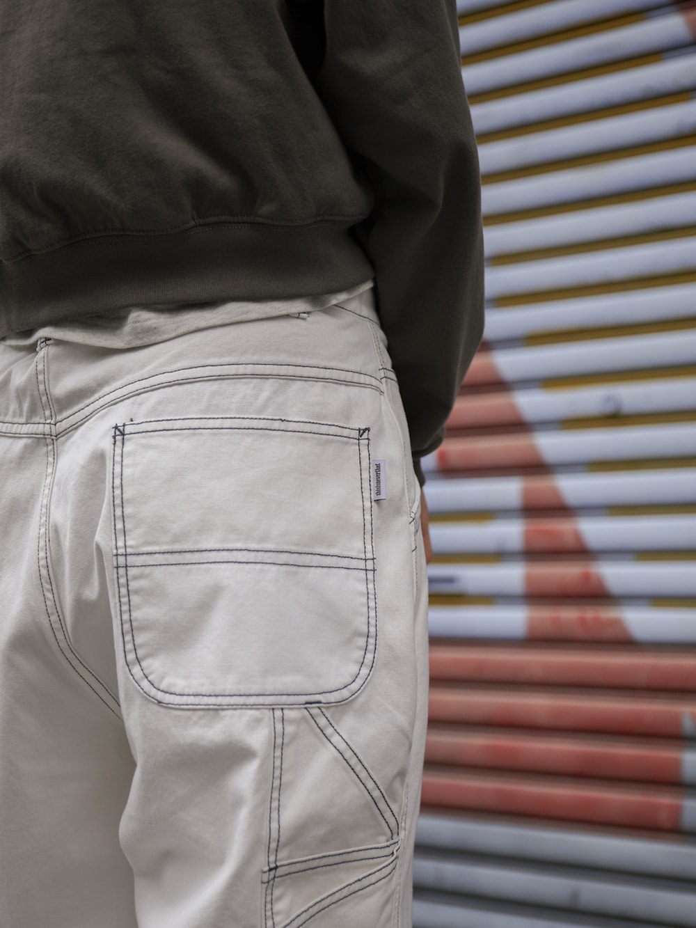 ブラウン系のパーカー、ホワイト系のその他パンツ、ベージュ系のTシャツ/カットソーを着用したレディースの夏コーディネートの5枚目の写真