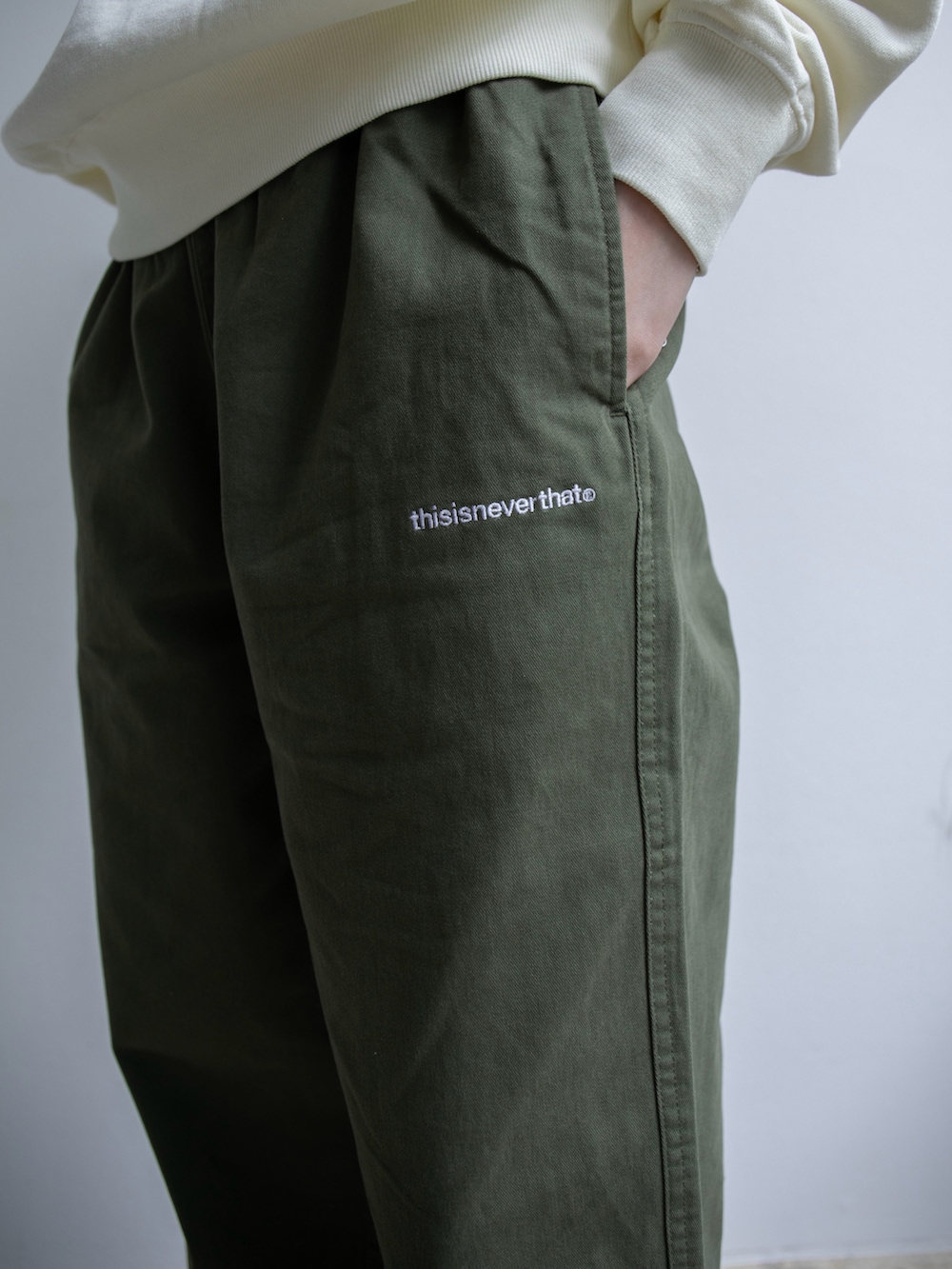 ホワイト系のスウェット、グリーン系のその他パンツを着用したレディースの冬コーディネートの3枚目の写真