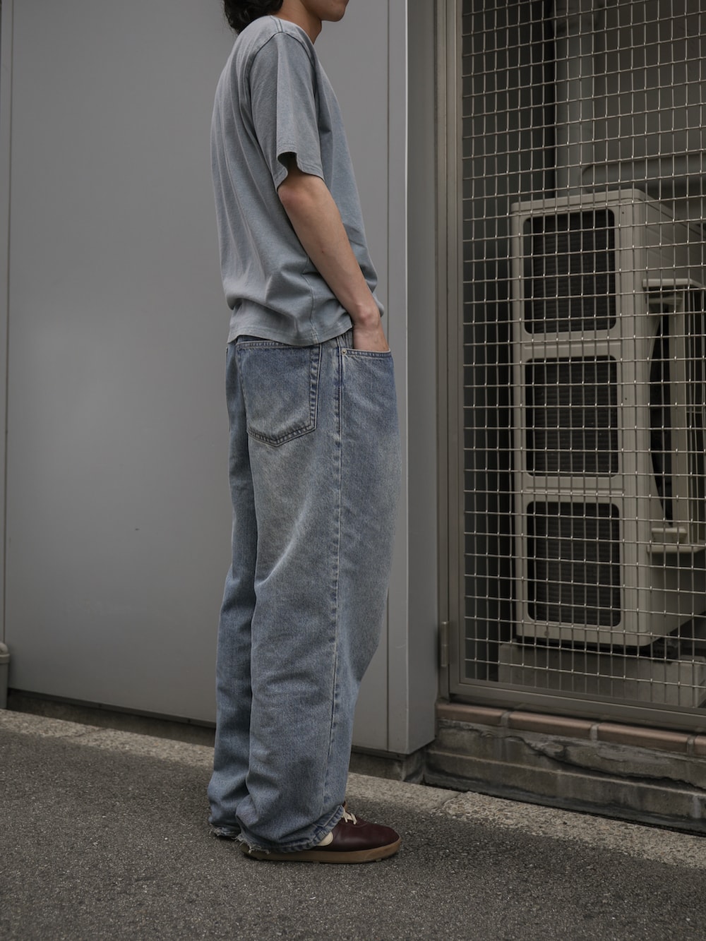 ブルー系のデニムパンツ、ブルー系のTシャツ/カットソーを着用したメンズの夏コーディネートの3枚目の写真