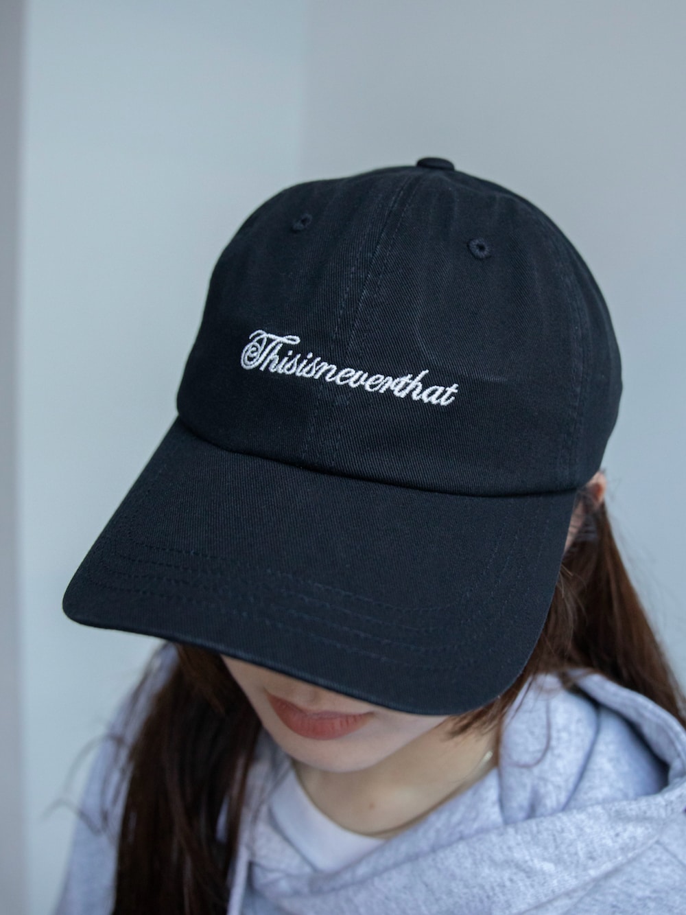 グレー系のパーカー、グリーン系のその他パンツ、ブラック系のキャップを着用したレディースの冬コーディネートの3枚目の写真