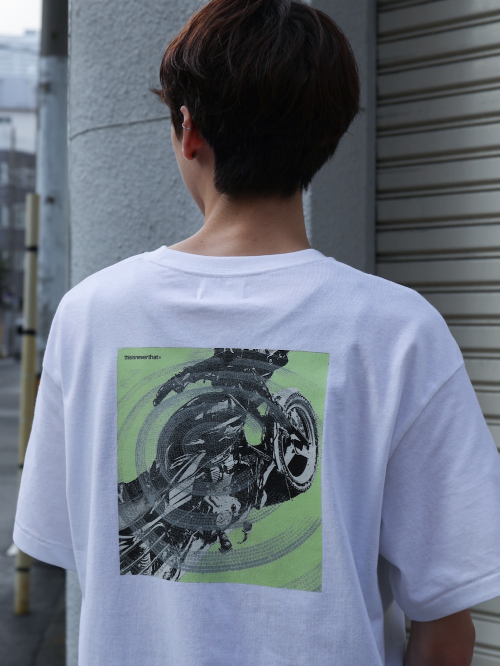 ホワイト系のTシャツ/カットソー、ブルー系のデニムパンツを着用したメンズの夏コーディネートの3枚目の写真