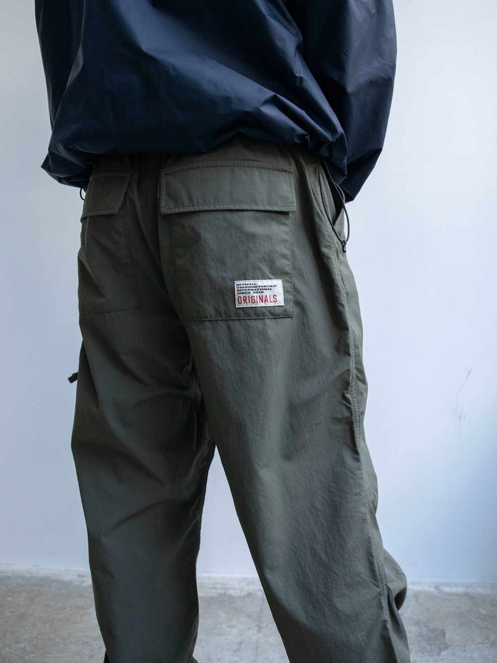 「thisisneverthat、ネバザ、ナイロンジャケット、ワークパンツ」｜「thisisneverthatのT-Light Jacket（ブルゾン、ブルー系）」を使った、thisisneverthatさん（メンズ・175cm）の冬コーディネートの4枚目の写真