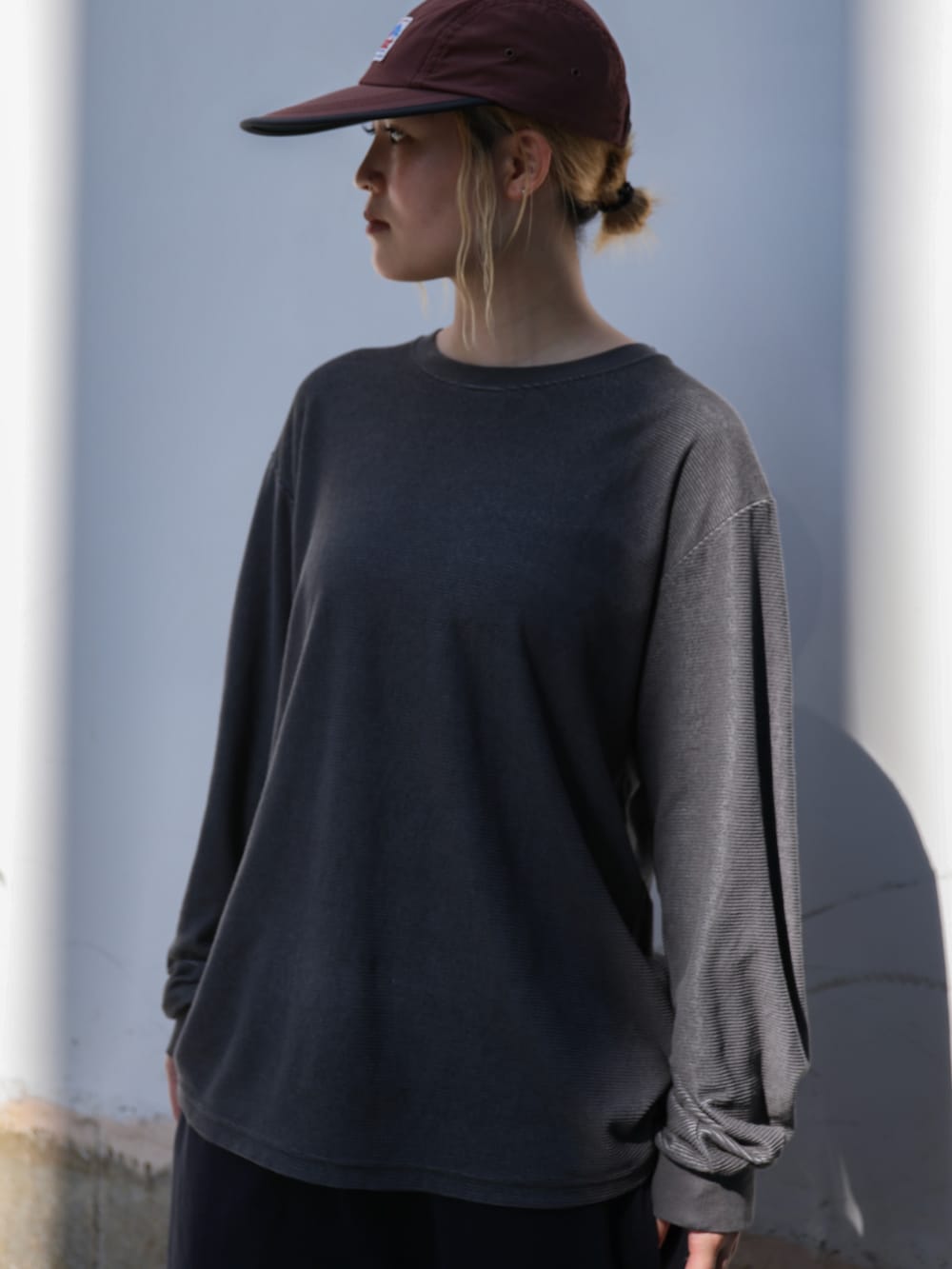 グレー系のTシャツ/カットソー、ブルー系のスウェットパンツ、レッド系のキャップを着用したレディースの夏コーディネートの3枚目の写真