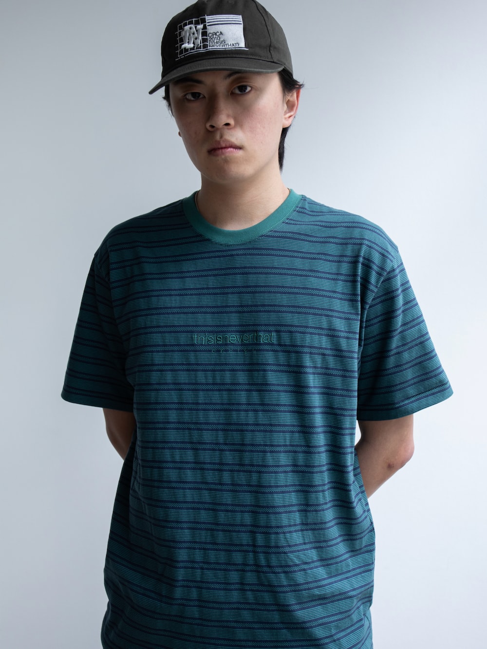 ブラック系のデニムパンツ、ブルー系のTシャツ/カットソー、グリーン系のキャップを着用したメンズの春コーディネートの4枚目の写真