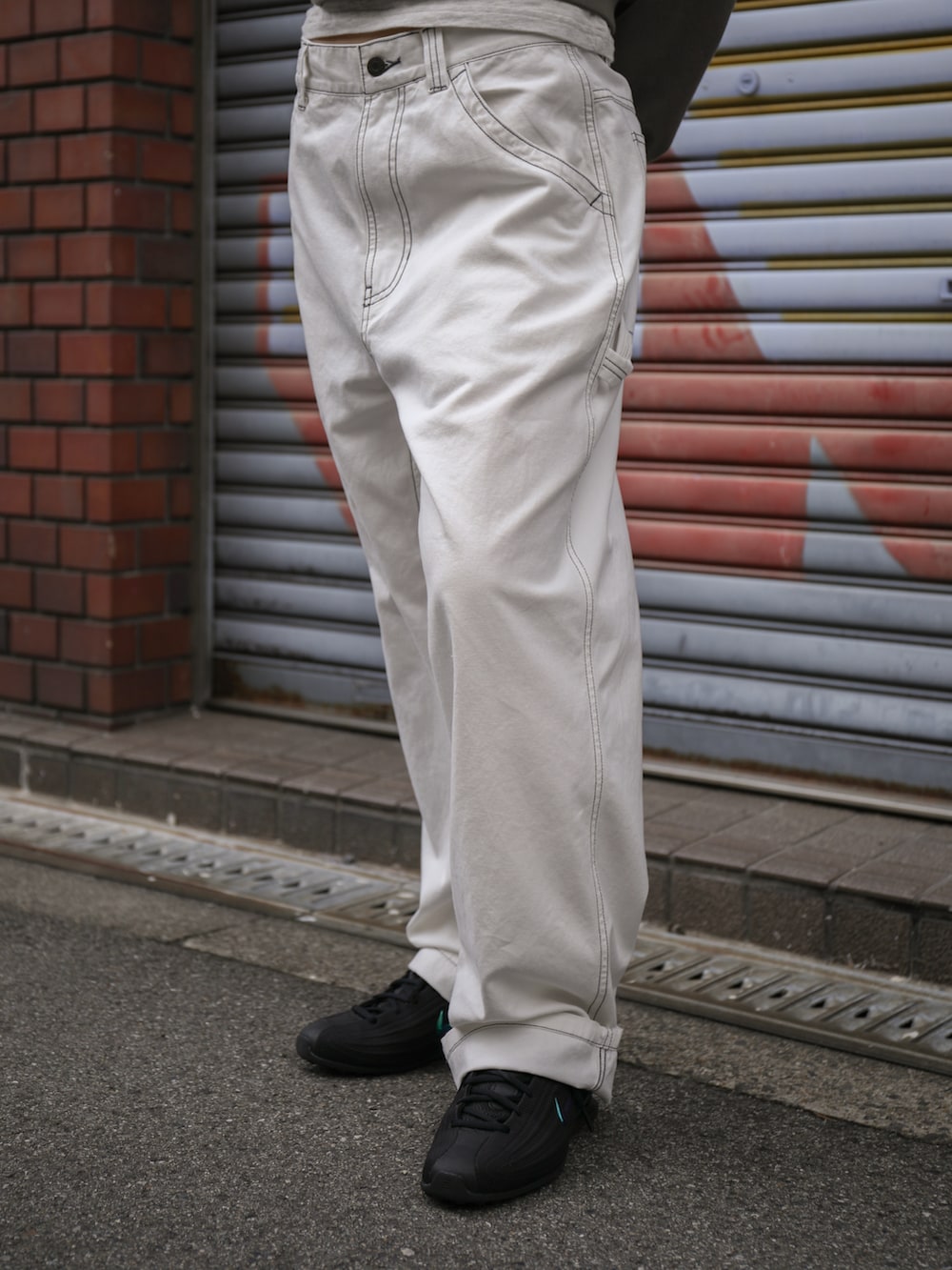 ブラウン系のパーカー、ホワイト系のその他パンツ、ベージュ系のTシャツ/カットソーを着用したレディースの夏コーディネートの3枚目の写真