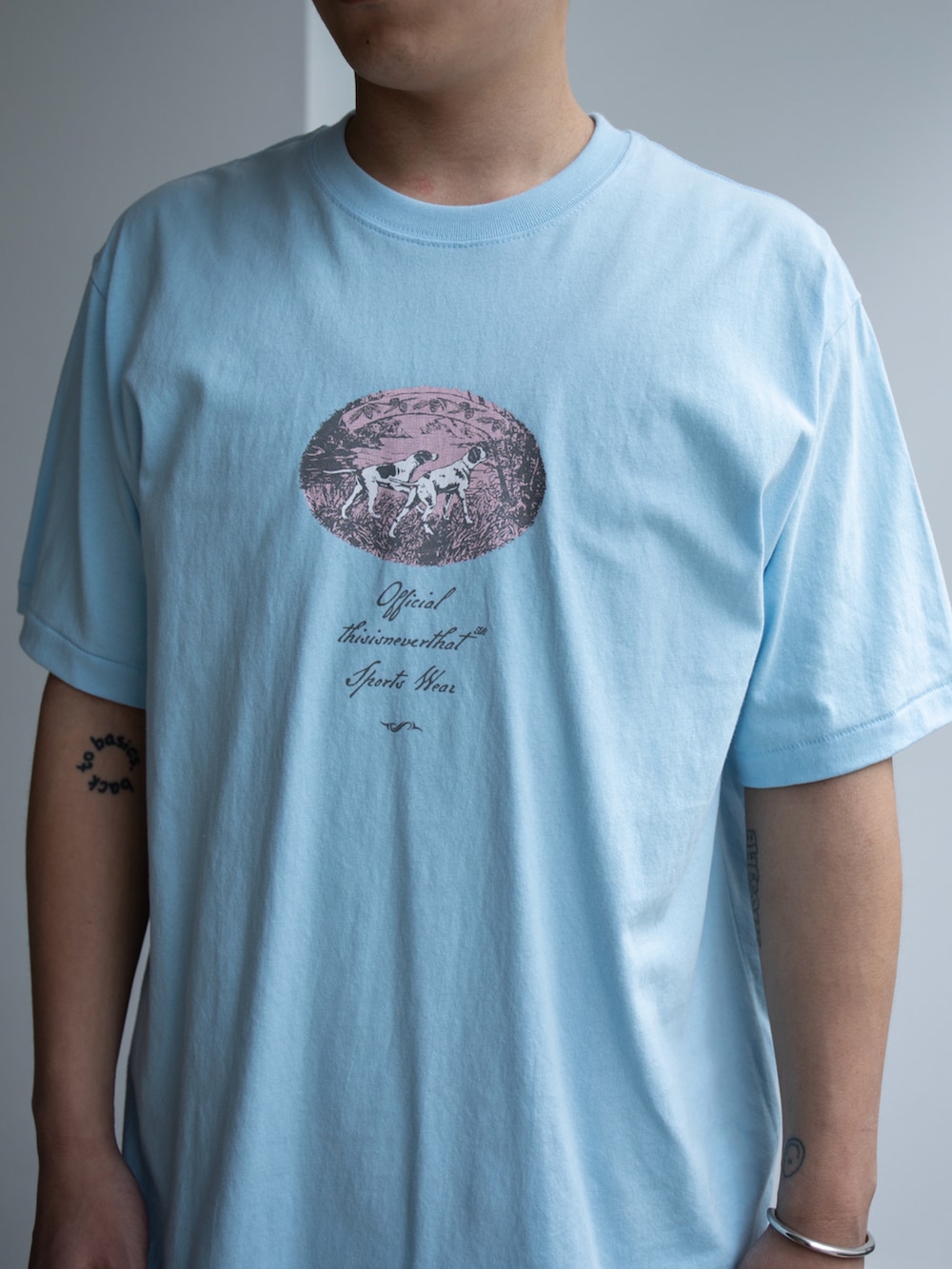 ブルー系のTシャツ/カットソー、ホワイト系のその他パンツを着用したメンズの春コーディネートの3枚目の写真