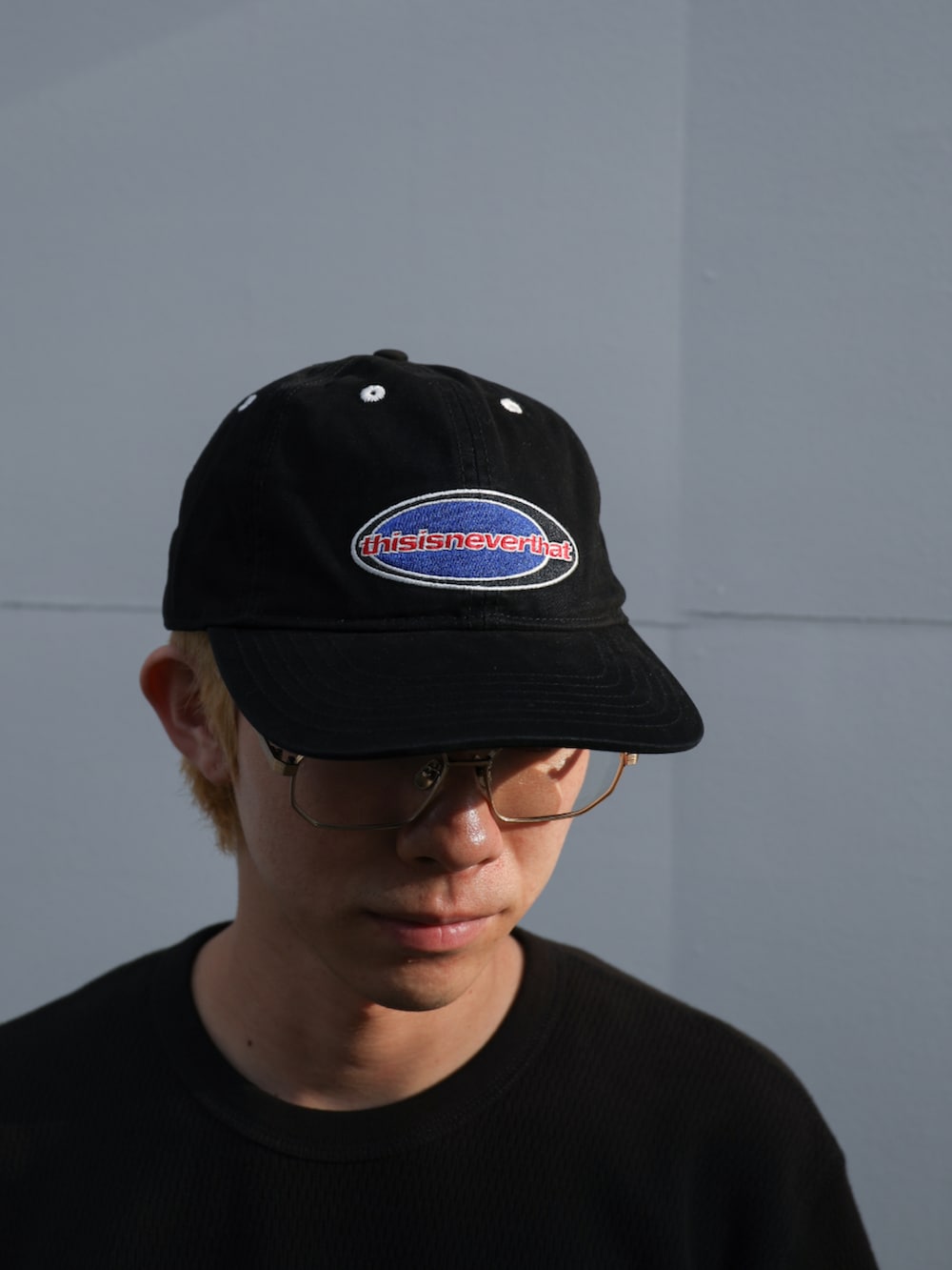 ブラック系のTシャツ/カットソー、ブルー系のデニムパンツ、ブラック系のキャップを着用したメンズの夏コーディネートの4枚目の写真