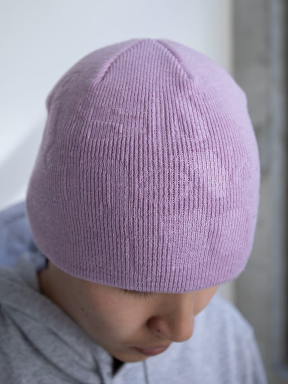 グレー系のパーカー、グリーン系のその他パンツ、ベージュ系のニットキャップ/ビーニーを着用したメンズの春コーディネートの4枚目の写真