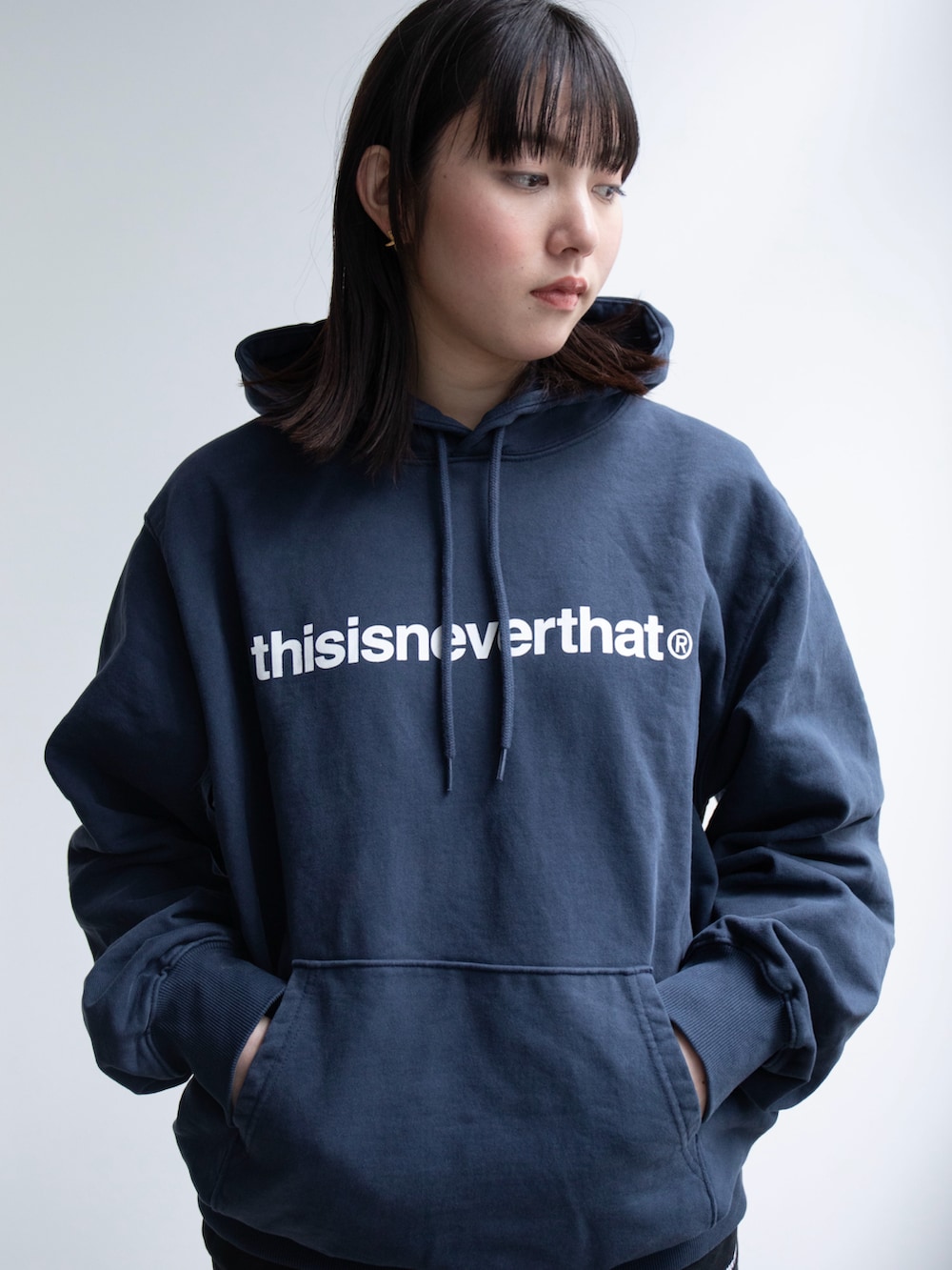 ブルー系のパーカー、ブラック系のその他パンツを着用したレディースの春コーディネートの4枚目の写真