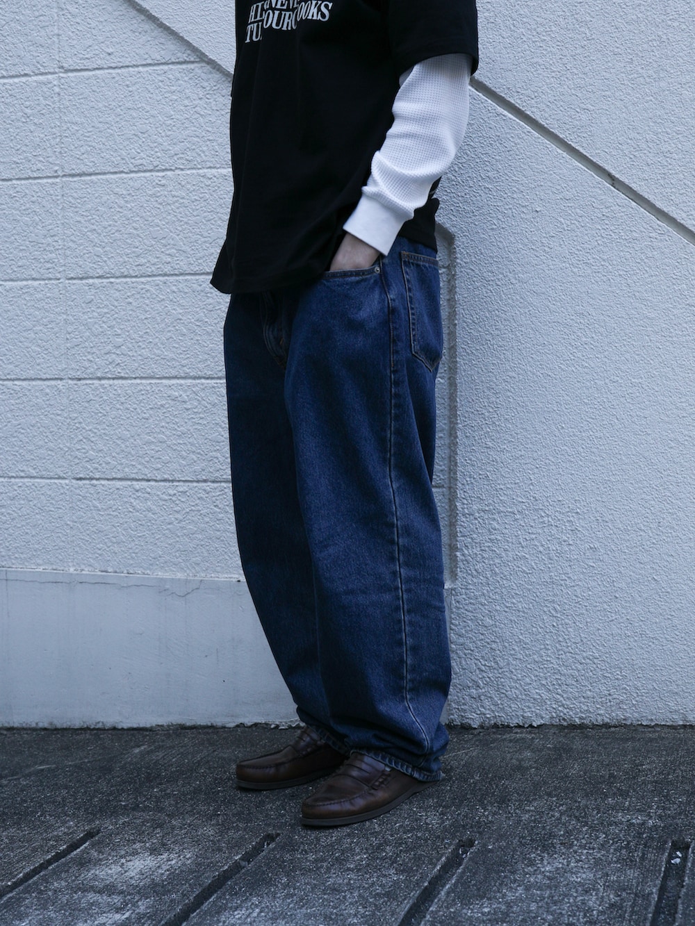 ブルー系のデニムパンツ、その他のキャップを着用したメンズの春コーディネートの4枚目の写真