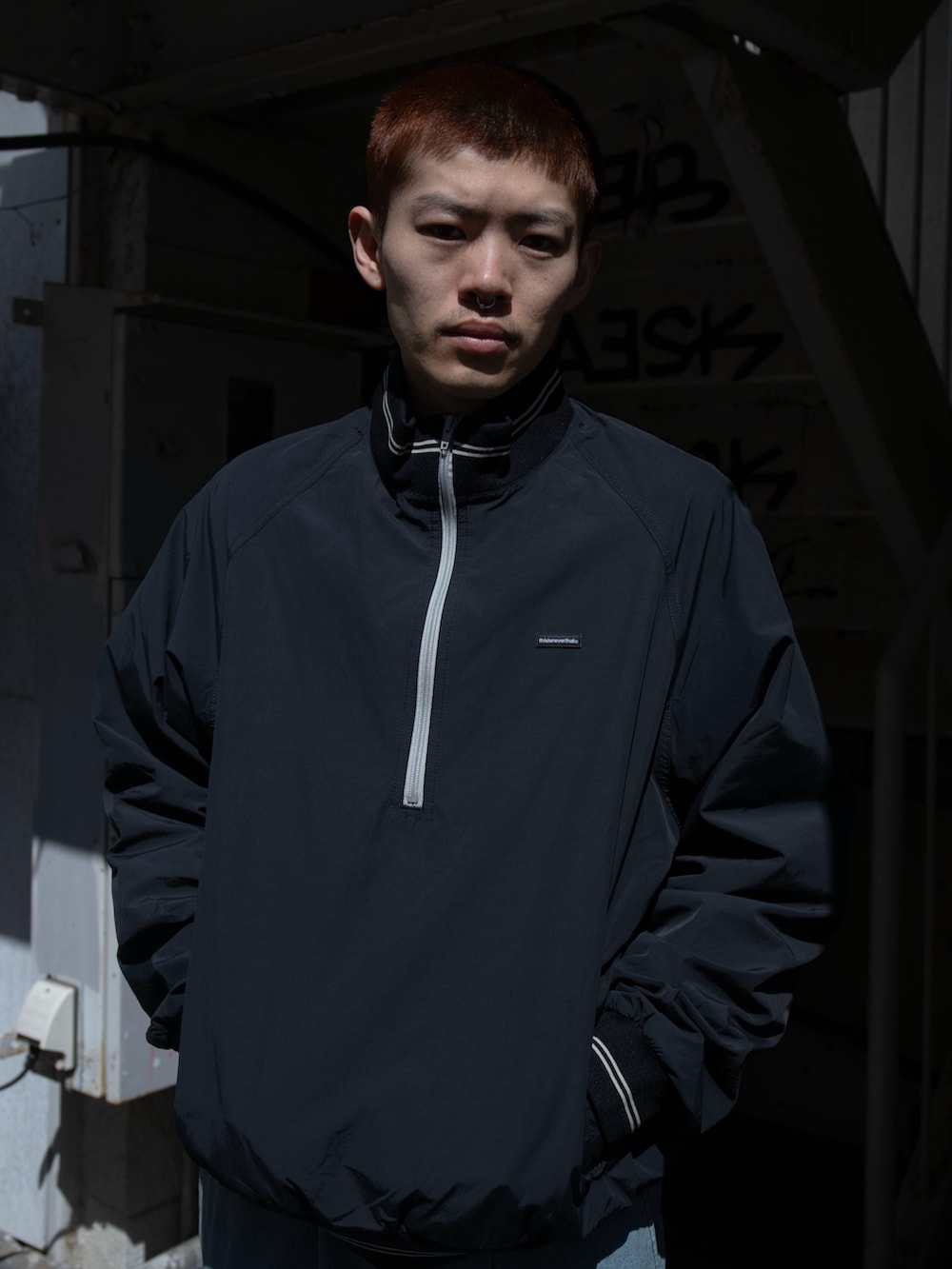 「thisisneverthat、ハーフジップ、カーゴパンツ」｜「thisisneverthatのNylon Half Zip Pullover（ナイロンジャケット、ブラック系）」を使った、thisisneverthatさん（メンズ・175cm）の春コーディネートの2枚目の写真