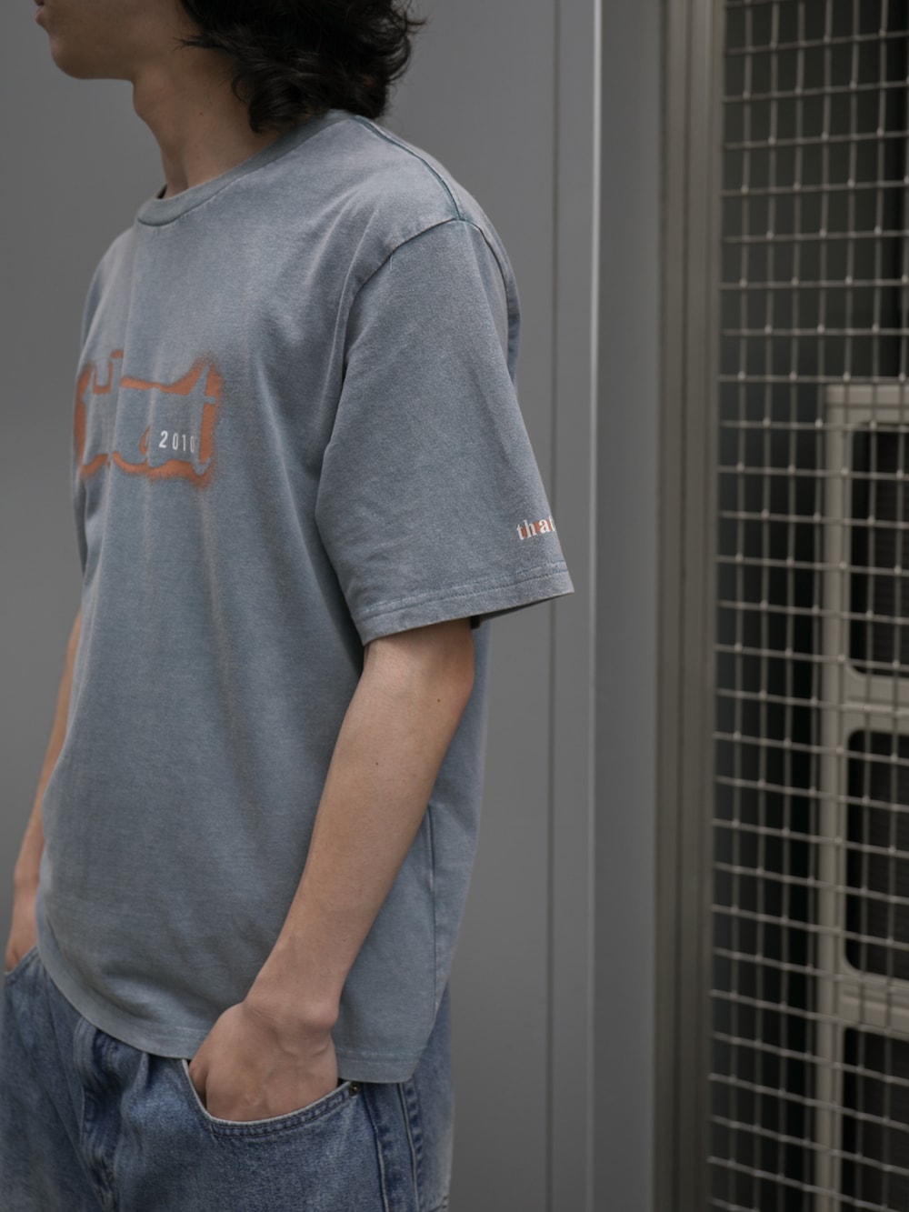 ブルー系のデニムパンツ、ブルー系のTシャツ/カットソーを着用したメンズの夏コーディネートの2枚目の写真