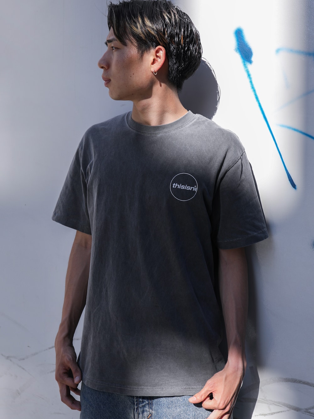 グレー系のTシャツ/カットソー、ブルー系のデニムパンツを着用したメンズの春コーディネートの2枚目の写真