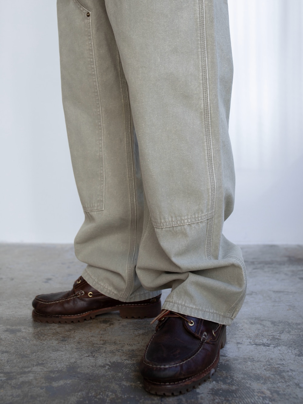 グレー系のパーカー、グリーン系のその他パンツ、ベージュ系のニットキャップ/ビーニーを着用したメンズの春コーディネートの5枚目の写真