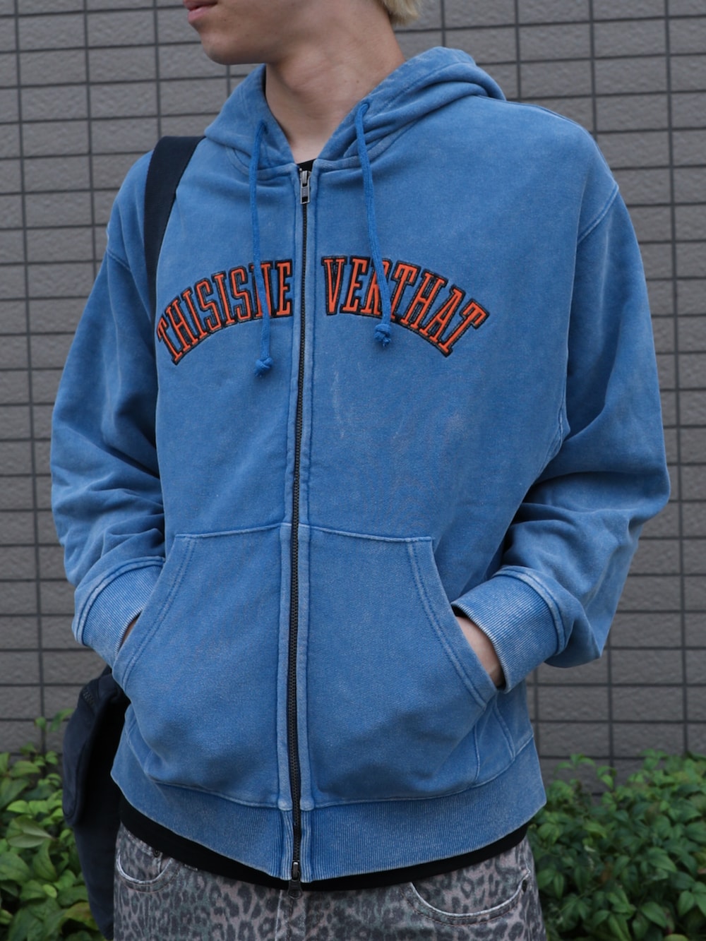 ブルー系のパーカー、グレー系のショルダーバッグ、その他のその他パンツを着用したメンズの秋コーディネートの2枚目の写真