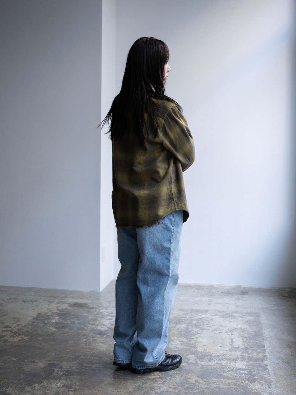 「thisisneverthat、フランネルシャツ、チェックシャツ、デニム」｜「thisisneverthatのFlannel Check Shirt（シャツ/ブラウス、グリーン系）」を使った、thisisneverthatさん（レディース・165cm）の春コーディネートの2枚目の写真