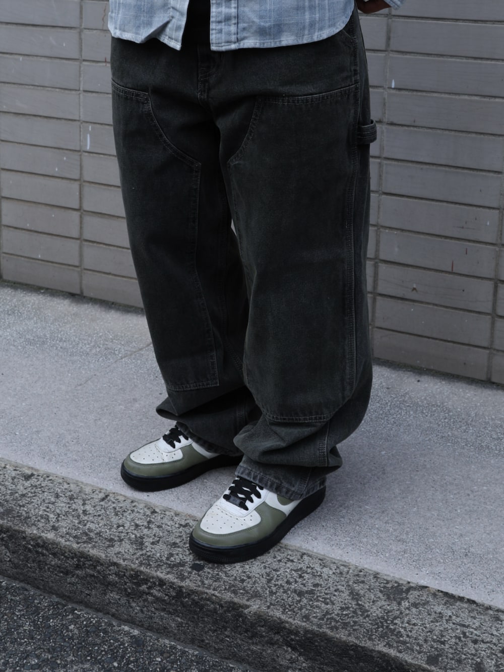 ブルー系のシャツ/ブラウス、グリーン系のデニムパンツ、レッド系のキャップを着用したレディースの夏コーディネートの5枚目の写真