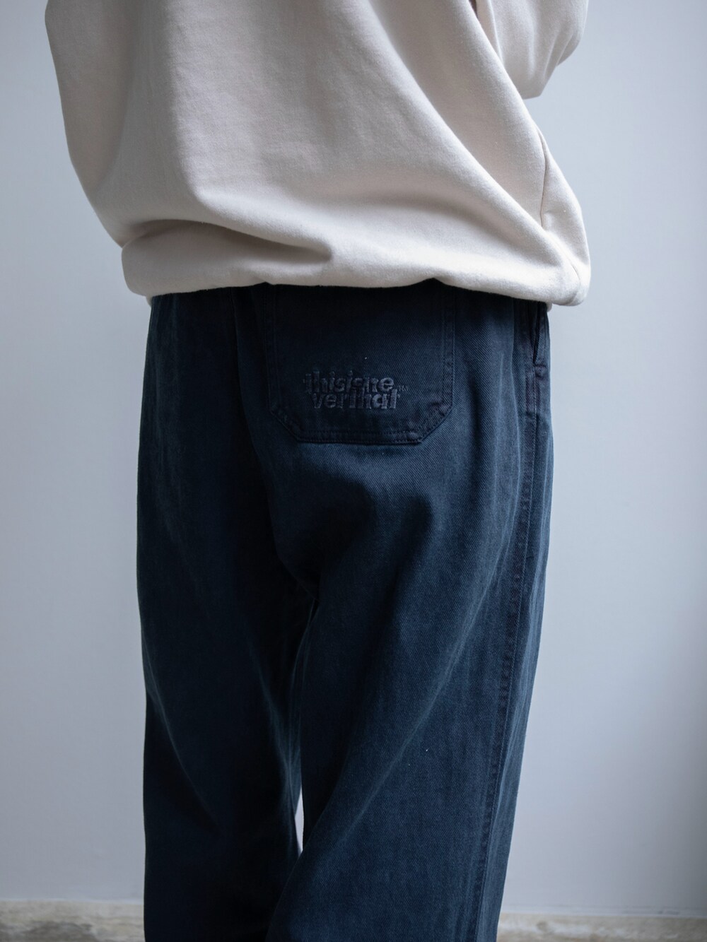 ベージュ系のパーカー、ブルー系のその他パンツを着用したレディースの春コーディネートの4枚目の写真