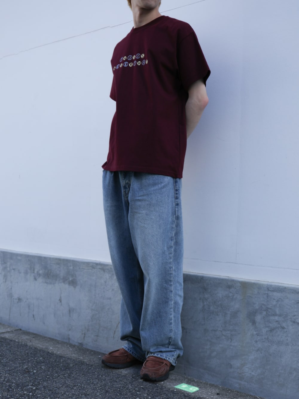 ブルー系のデニムパンツ、レッド系のTシャツ/カットソー、ホワイト系のキャップを着用したメンズの夏コーディネートの5枚目の写真
