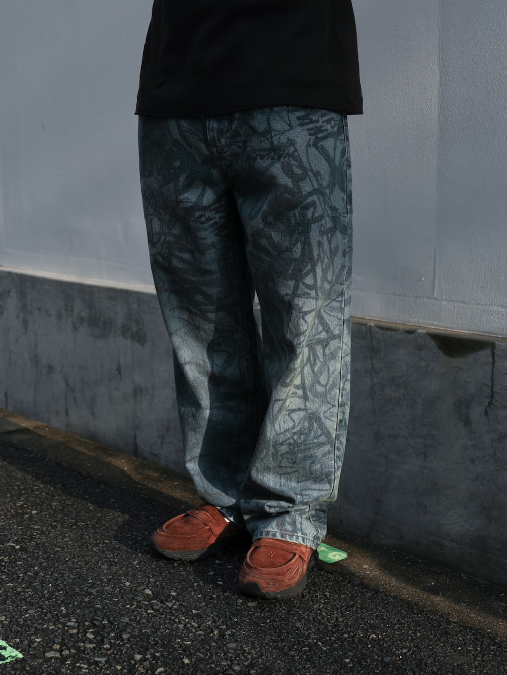 ブラック系のTシャツ/カットソー、ブルー系のデニムパンツ、ブラック系のキャップを着用したメンズの夏コーディネートの5枚目の写真