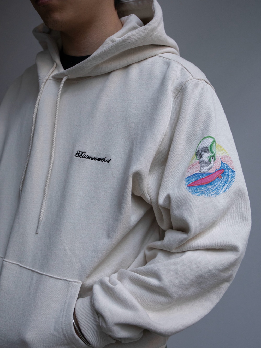 ベージュ系のパーカー、グリーン系のカーゴパンツ、グリーン系のニットキャップ/ビーニーを着用したメンズの春コーディネートの3枚目の写真