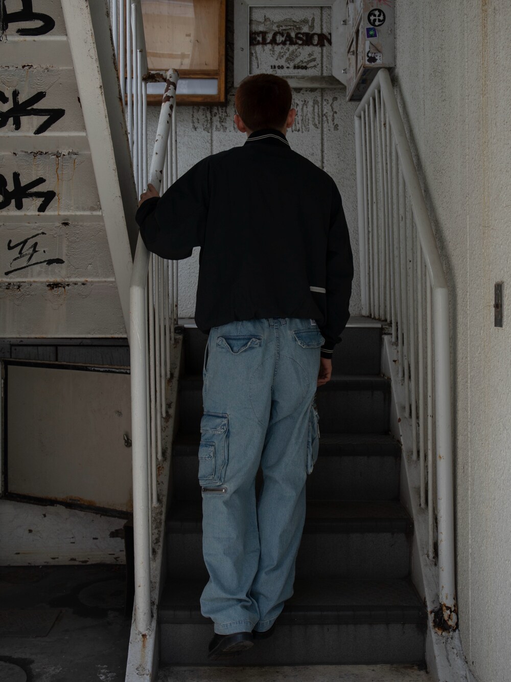 「thisisneverthat、ハーフジップ、カーゴパンツ」｜「thisisneverthatのNylon Half Zip Pullover（ナイロンジャケット、ブラック系）」を使った、thisisneverthatさん（メンズ・175cm）の春コーディネートの4枚目の写真