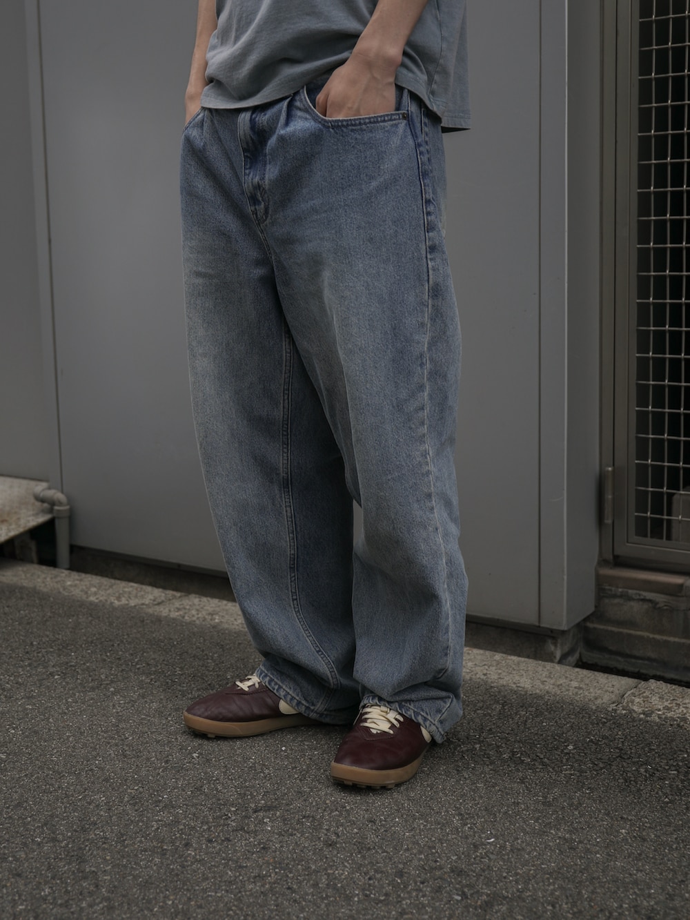 ブルー系のデニムパンツ、ブルー系のTシャツ/カットソーを着用したメンズの夏コーディネートの4枚目の写真