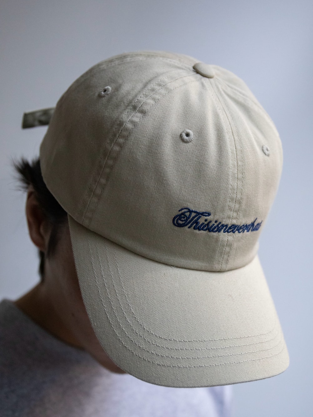 グレー系のTシャツ/カットソー、グリーン系のカーゴパンツ、ベージュ系のキャップを着用したメンズの春コーディネートの3枚目の写真