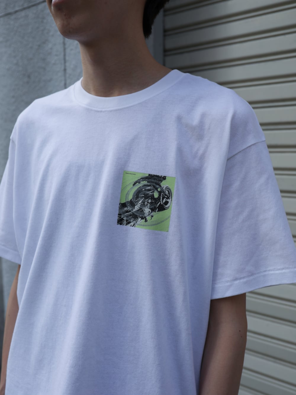 ホワイト系のTシャツ/カットソー、ブルー系のデニムパンツを着用したメンズの夏コーディネートの2枚目の写真
