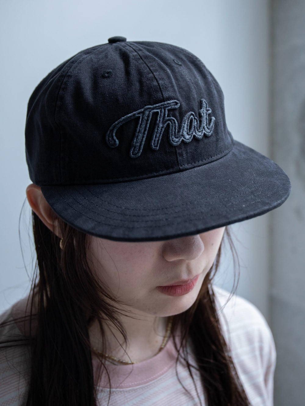 ピンク系のTシャツ/カットソー、ブルー系のデニムパンツ、ブラック系のキャップを着用したレディースの春コーディネートの3枚目の写真