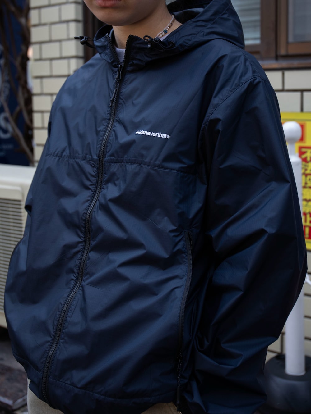 「thisisneverthat、ウィンドブレーカー、ペインターパンツ」｜「thisisneverthatのT-Light Jacket（ブルゾン、ブルー系）」を使った、thisisneverthatさん（レディース・167cm）の春コーディネートの2枚目の写真
