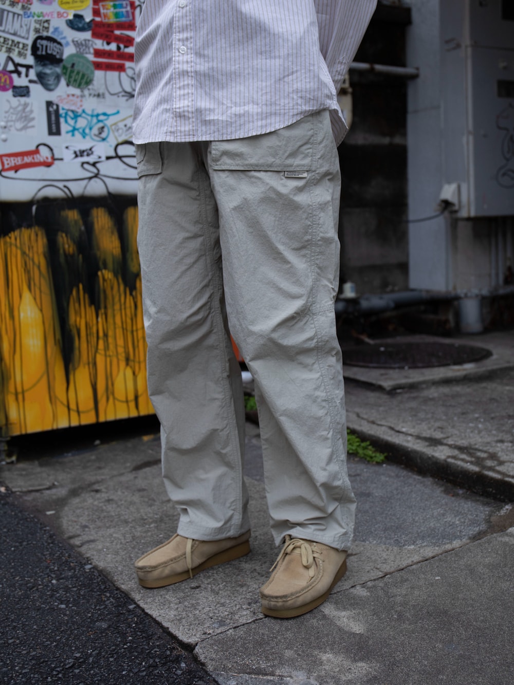 ベージュ系のシャツ/ブラウス、グリーン系のその他パンツを着用したレディースの春コーディネートの3枚目の写真