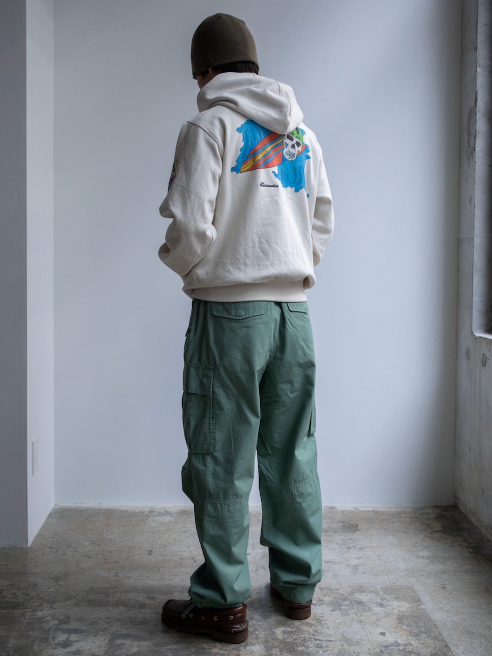 ベージュ系のパーカー、グリーン系のカーゴパンツ、グリーン系のニットキャップ/ビーニーを着用したメンズの春コーディネートの2枚目の写真