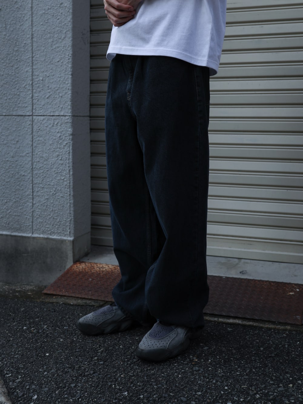 ホワイト系のTシャツ/カットソー、ブルー系のデニムパンツを着用したメンズの夏コーディネートの4枚目の写真