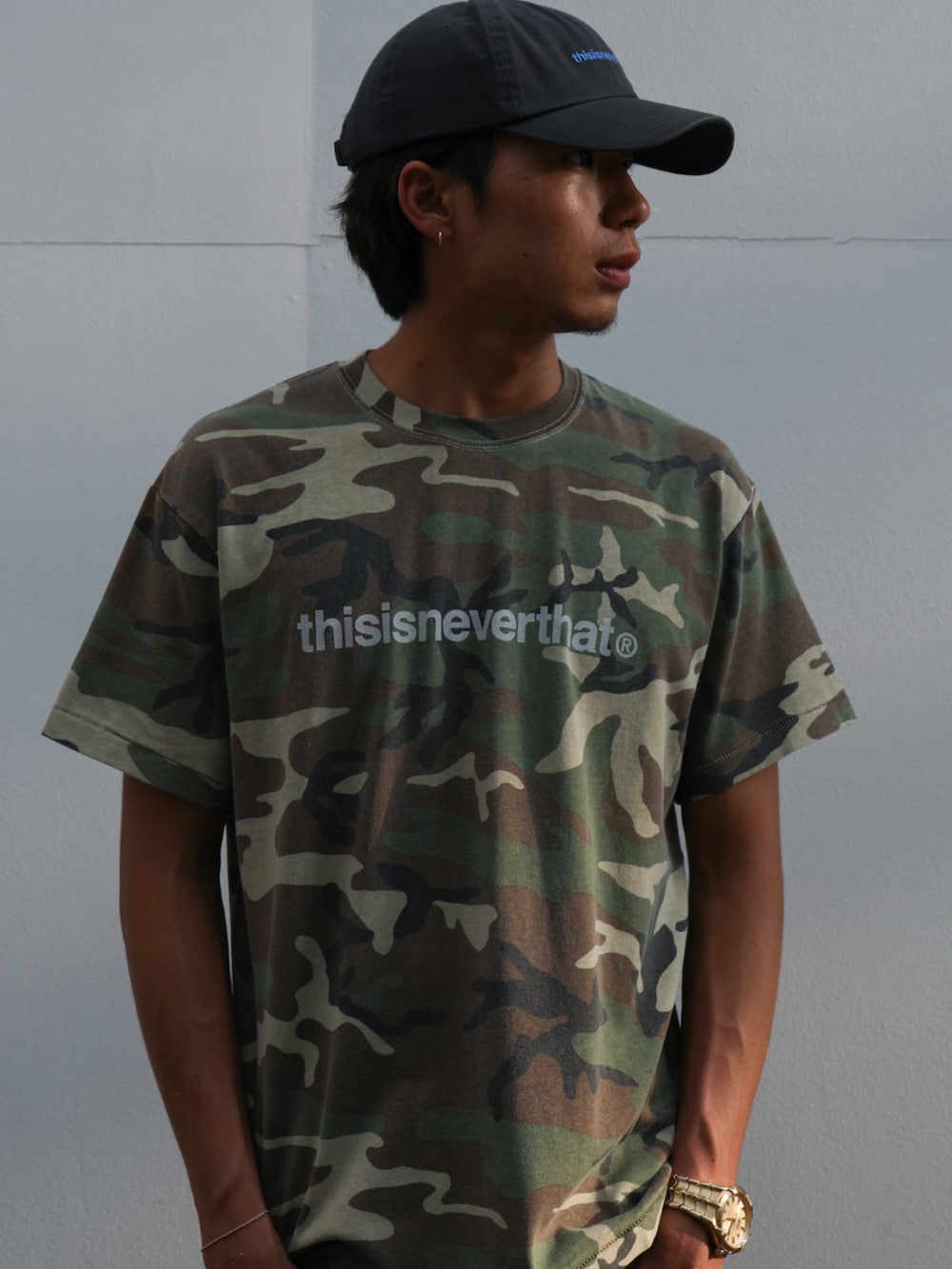その他のTシャツ/カットソー、ブラウン系のデニムパンツ、グレー系のキャップを着用したメンズの夏コーディネートの2枚目の写真