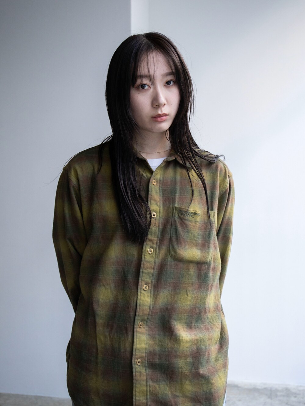 「thisisneverthat、フランネルシャツ、チェックシャツ、デニム」｜「thisisneverthatのFlannel Check Shirt（シャツ/ブラウス、グリーン系）」を使った、thisisneverthatさん（レディース・165cm）の春コーディネートの3枚目の写真