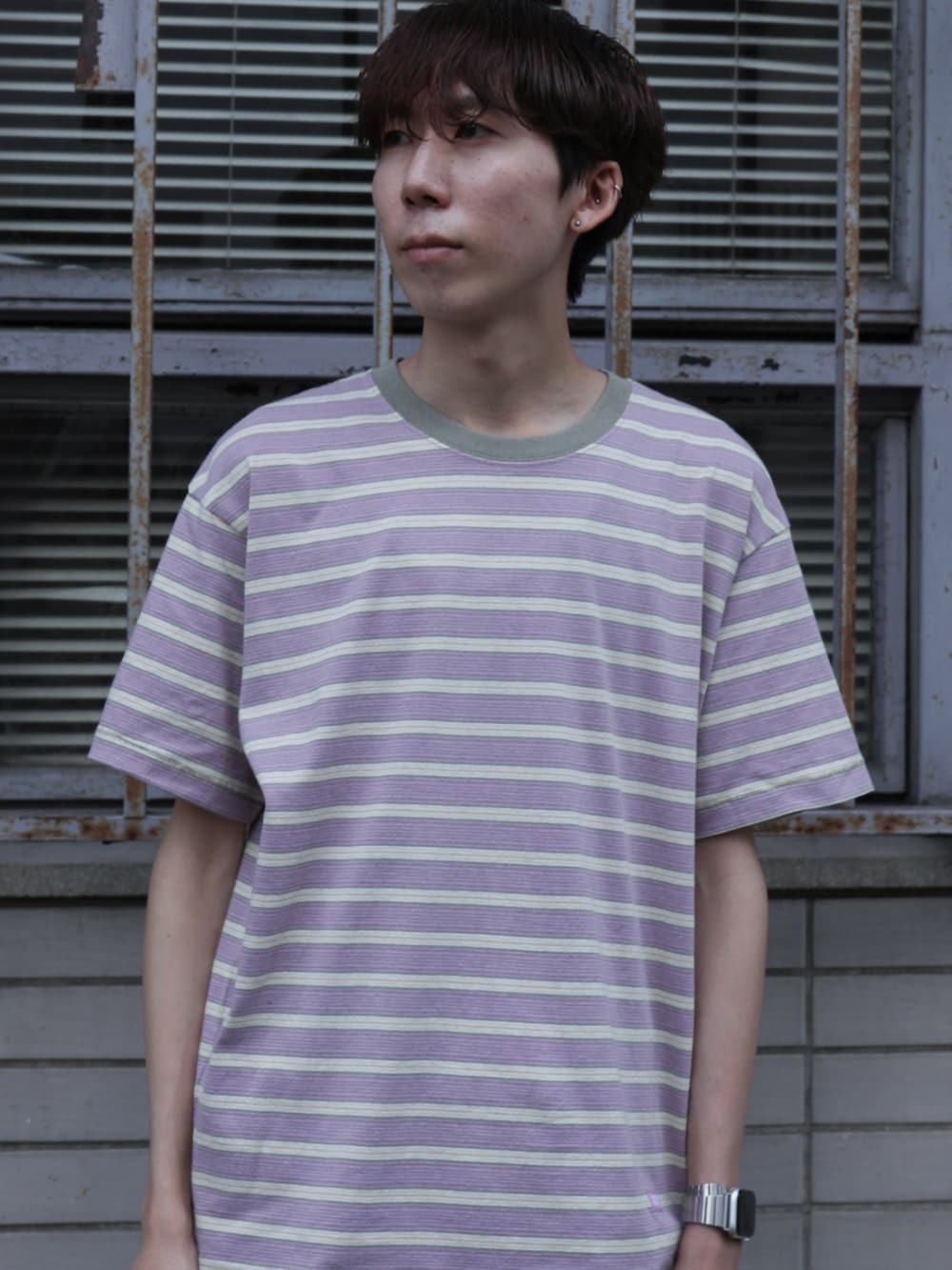 ピンク系のTシャツ/カットソー、ブルー系のデニムパンツ、ホワイト系のソックス/靴下を着用したメンズの夏コーディネートの3枚目の写真