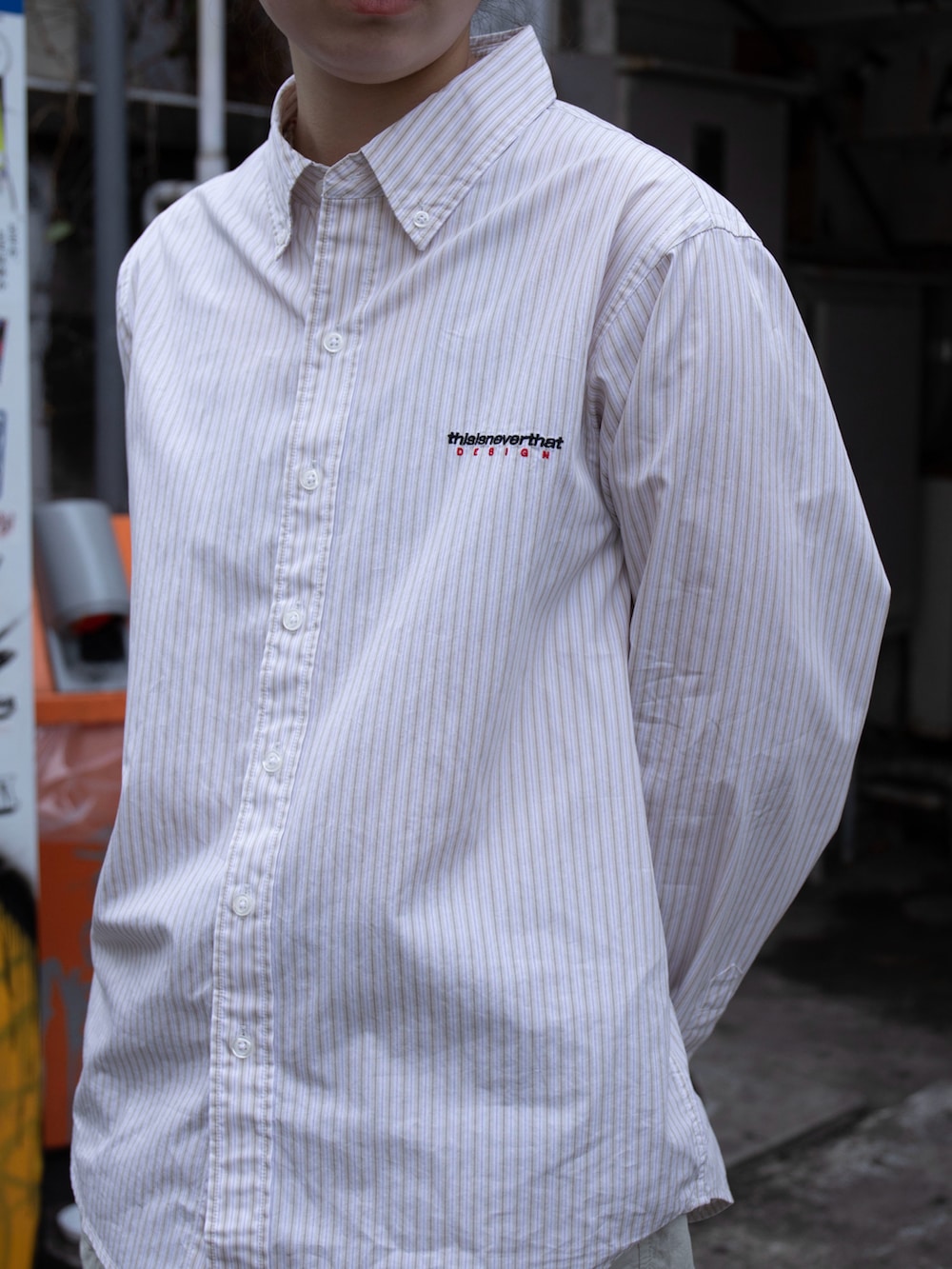 ベージュ系のシャツ/ブラウス、グリーン系のその他パンツを着用したレディースの春コーディネートの2枚目の写真