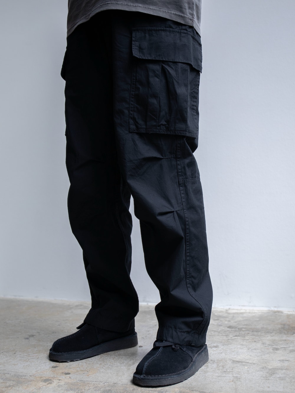 グレー系のTシャツ/カットソー、ブラック系のカーゴパンツを着用したレディースの春コーディネートの4枚目の写真