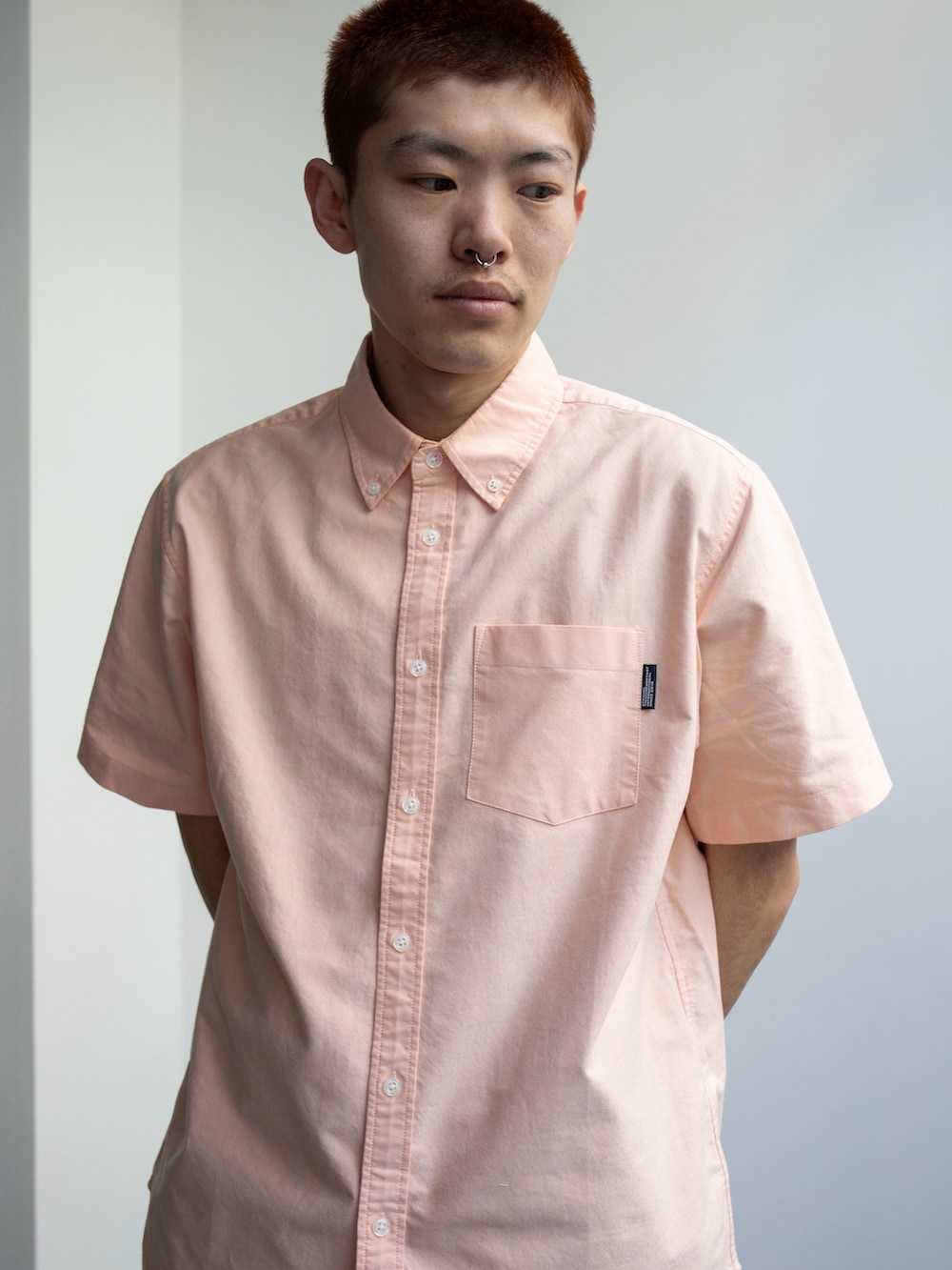 オレンジ系のシャツ/ブラウス、ブルー系のその他パンツを着用したメンズの春コーディネートの3枚目の写真