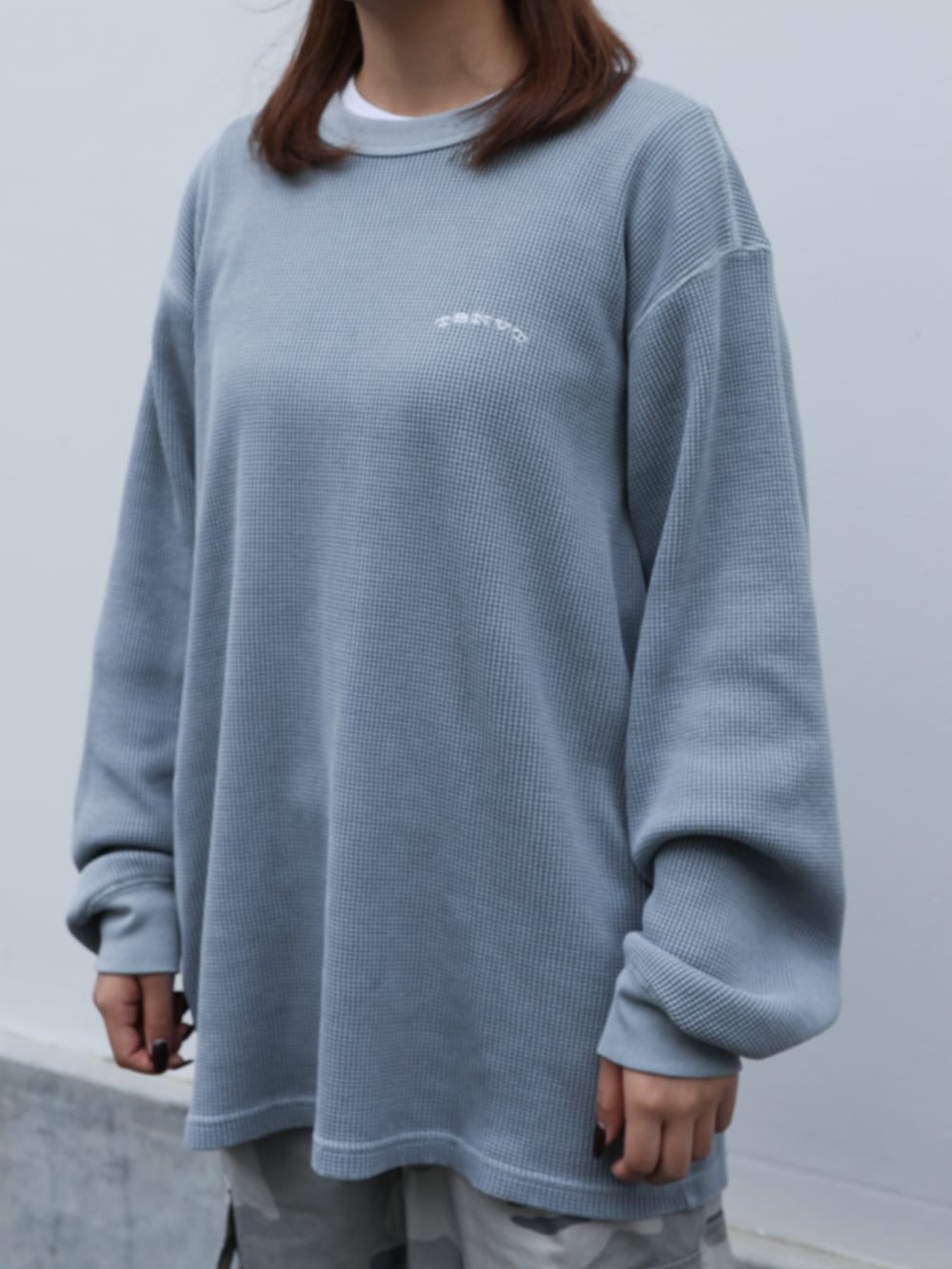 その他のカーゴパンツ、グレー系のTシャツ/カットソーを着用したレディースの秋コーディネートの2枚目の写真
