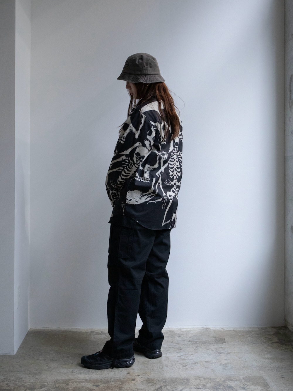 ブラック系のシャツ/ブラウス、ブラック系のカーゴパンツ、グレー系のハットを着用したレディースの春コーディネートの2枚目の写真