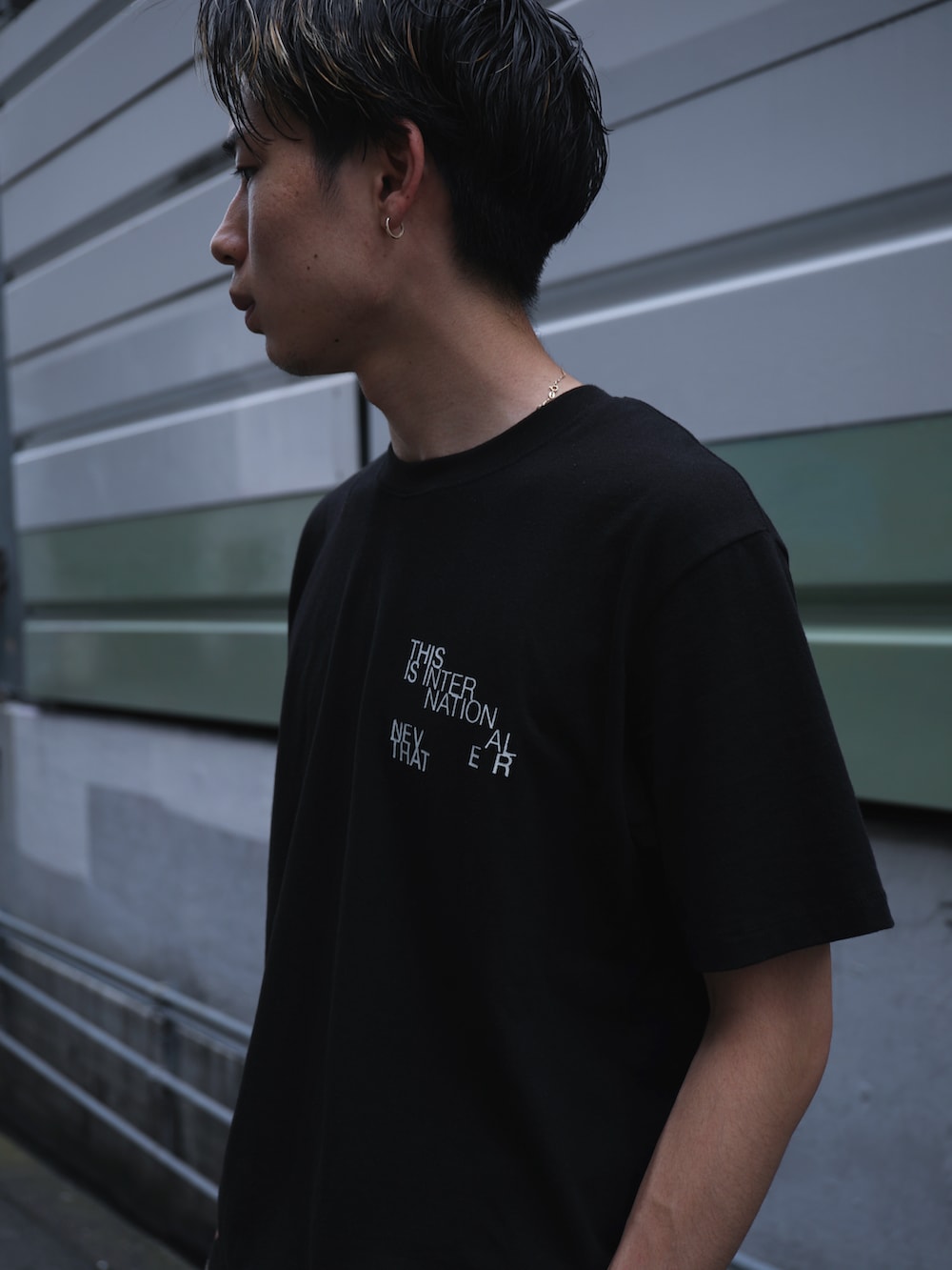 ブラック系のTシャツ/カットソー、その他のその他パンツを着用したメンズの春コーディネートの3枚目の写真