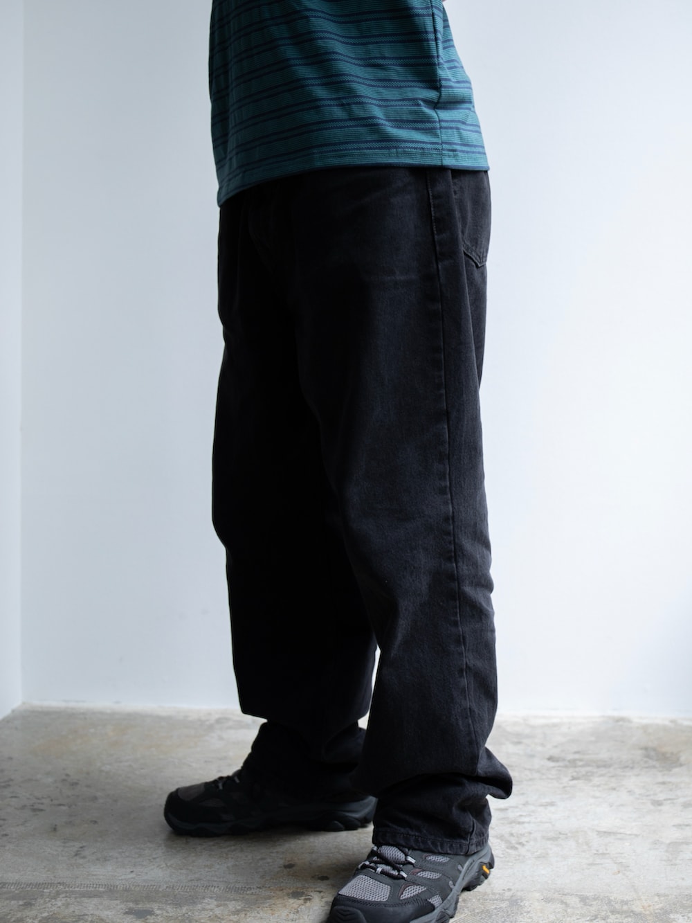 ブラック系のデニムパンツ、ブルー系のTシャツ/カットソー、グリーン系のキャップを着用したメンズの春コーディネートの5枚目の写真