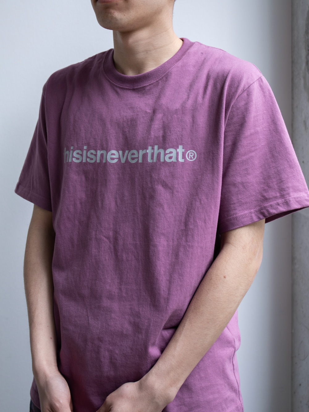 ピンク系のTシャツ/カットソー、その他のデニムパンツを着用したメンズの春コーディネートの3枚目の写真