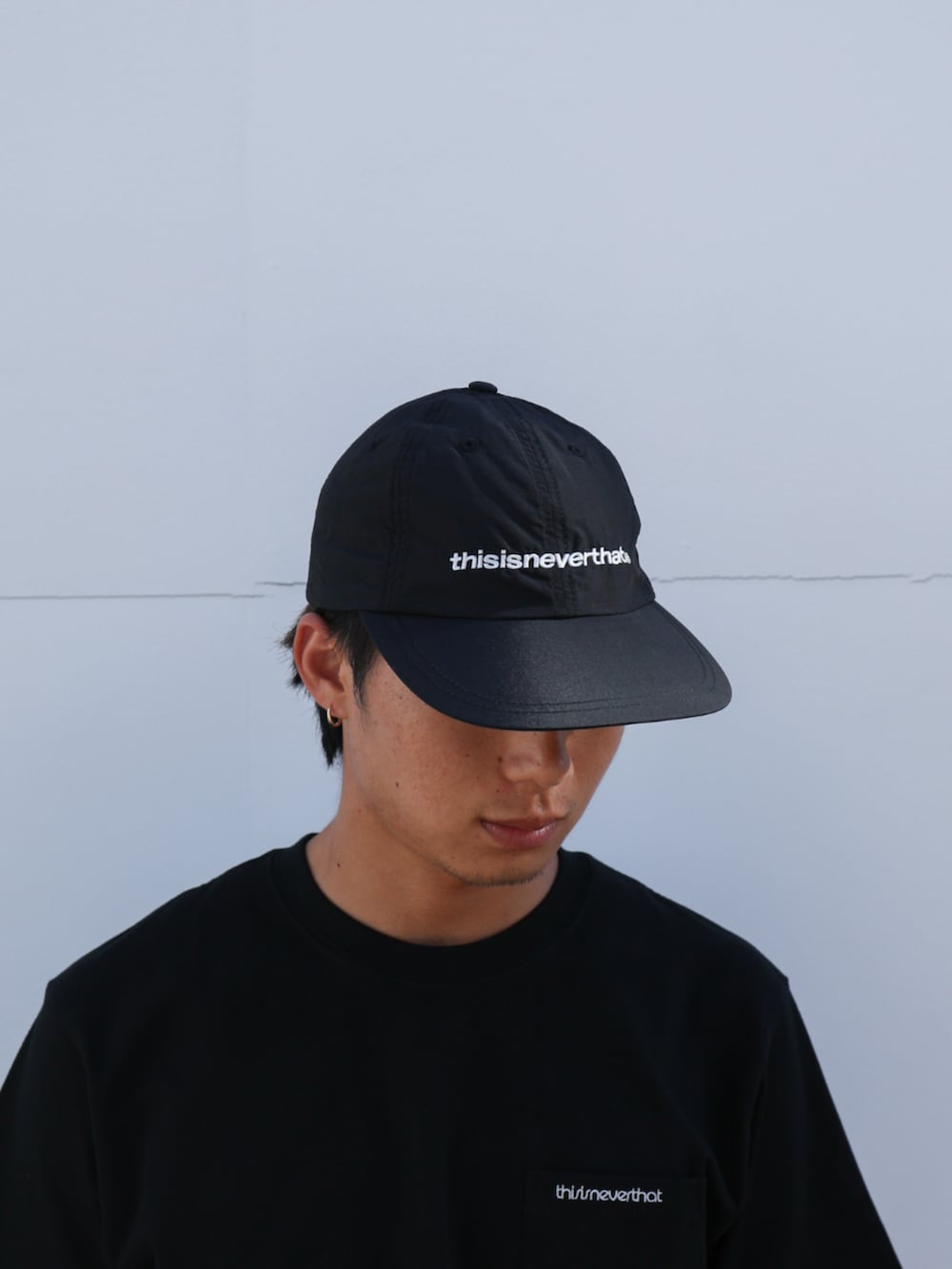 ブラック系のTシャツ/カットソー、イエロー系のその他パンツ、ブラック系のキャップを着用したメンズの夏コーディネートの4枚目の写真