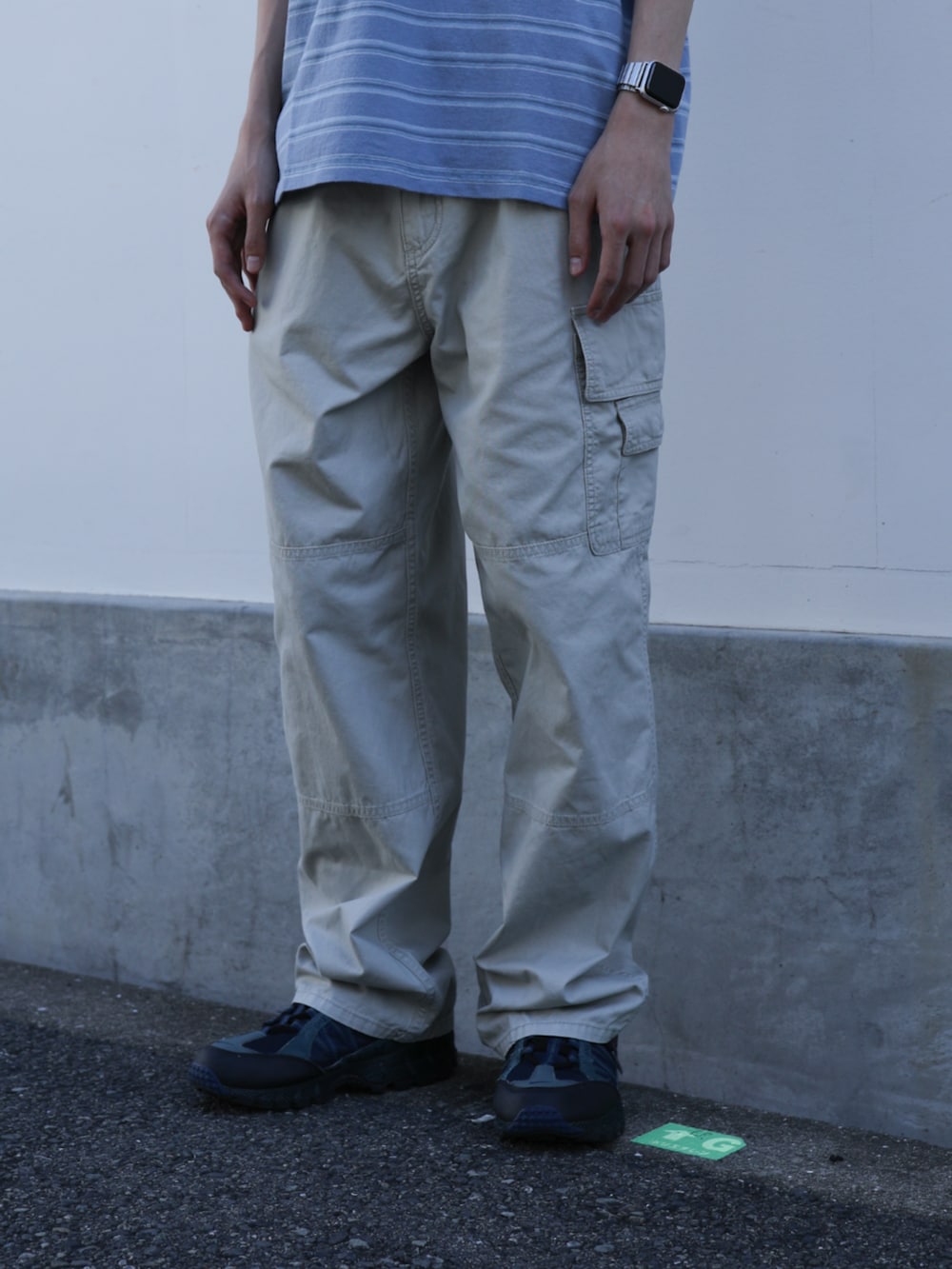 ブルー系のTシャツ/カットソー、ホワイト系のその他パンツを着用したメンズの夏コーディネートの6枚目の写真